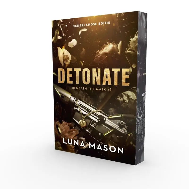 De boekcover van detonate door luna mason toont een donker ontwerp met metalen pistoolbeelden en vallende bloemblaadjes