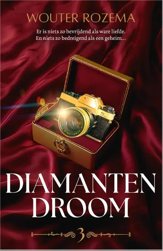 Een vintage geel-zwarte camera in een goudgerande doos met bordeauxrode voering voor diamanten droom ware liefde
