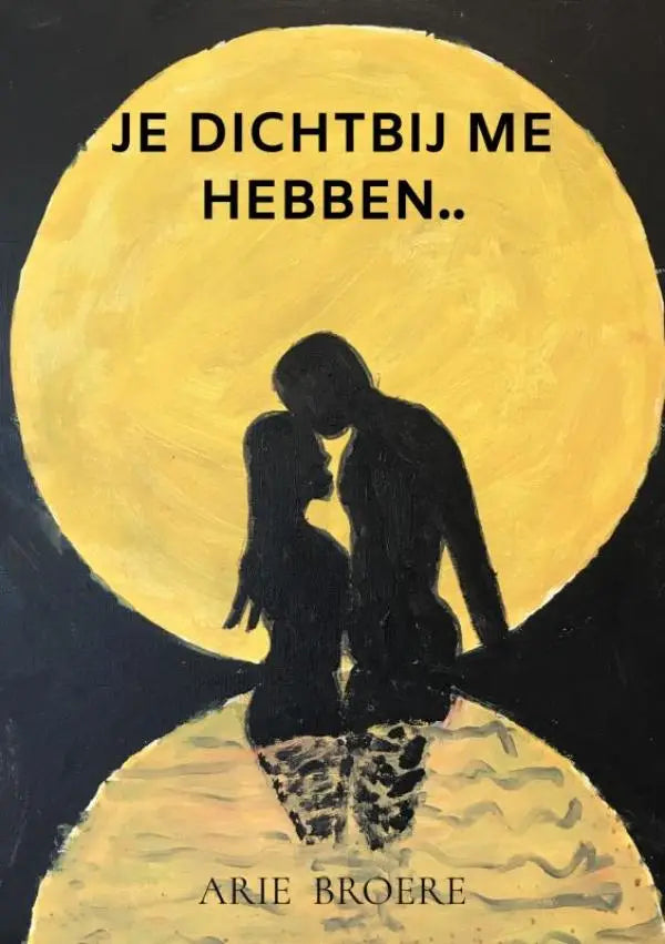 Silhouet van een kussend stel tegen een grote gele maan op de cover van arie broere product dichtbij me hebben