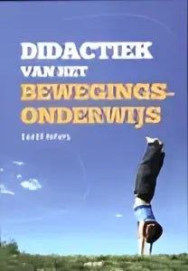 Minimalistisch zwart lederen portemonnee met zichtbare stiksels voor sport training door daniel behets acco uitgeverij