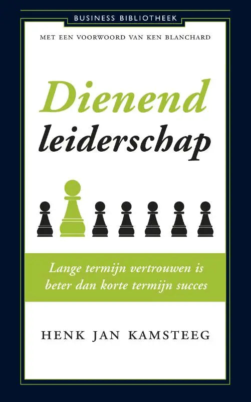 Boekcover dienend leiderschap met groene en zwarte schaakstukken en focus op lange termijn vertrouwen en succes