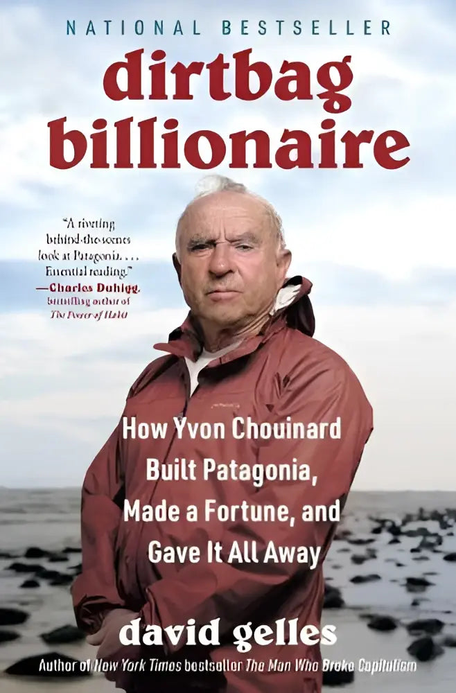 De book cover van dirtbag billionaire toont yvon chouinard in een maroon jas voor zwarte rotsen met de titel duidelijk zichtbaar