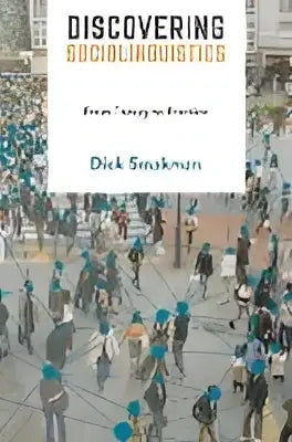De boekcover van discovering synchronicities door dick smakman toont mensen met blauwe hoeden die synchroon over straat lopen