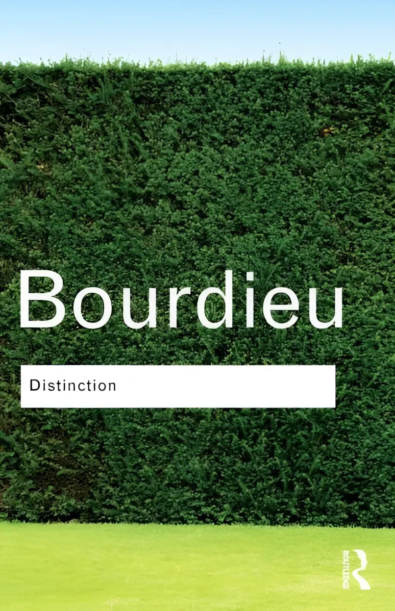 Boekcover van Distinction met titel bourdieu in witte letters boven een groene haagachtergrond
