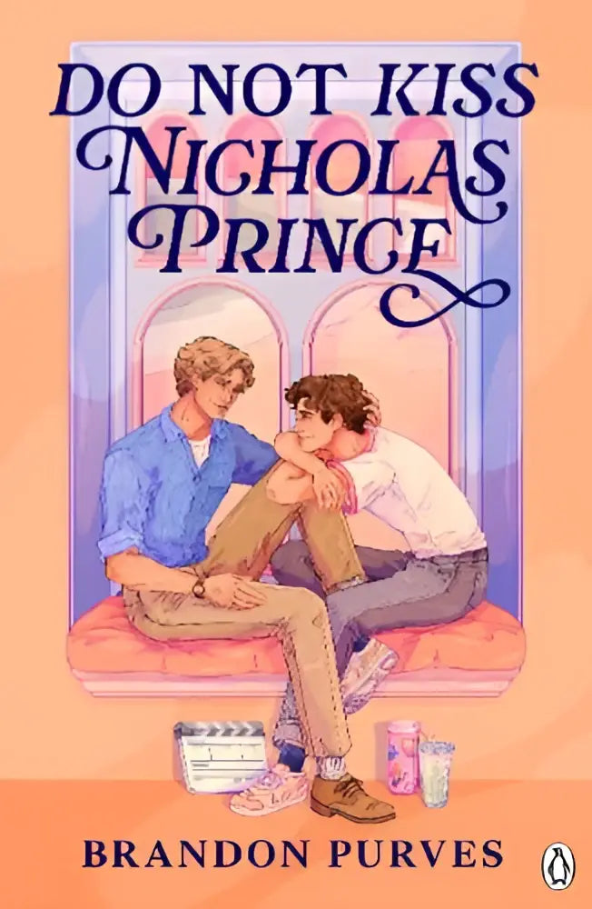 De boekcover van do not kiss nicholas prince toont een illustratie van twee jonge mannen op een kussenbank tegen pasteltinten