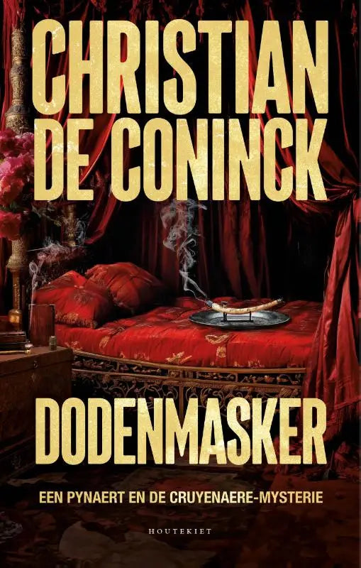 Rode fluwelen dodenmasker met sierlijk gouden lijst en een brandend wierookstokje op zilveren schaal