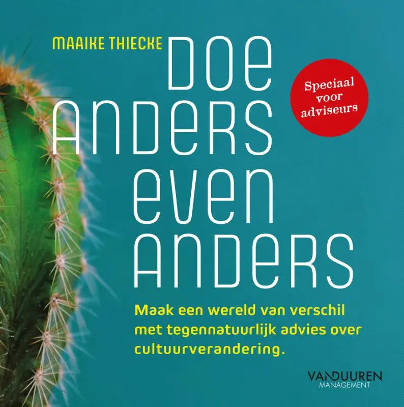 De boekcover van doe anders even anders toont een levendige teal achtergrond met wit gedrukte tekst en een groene cactus, gericht op tegennatuurlijk advies over cultuurverandering