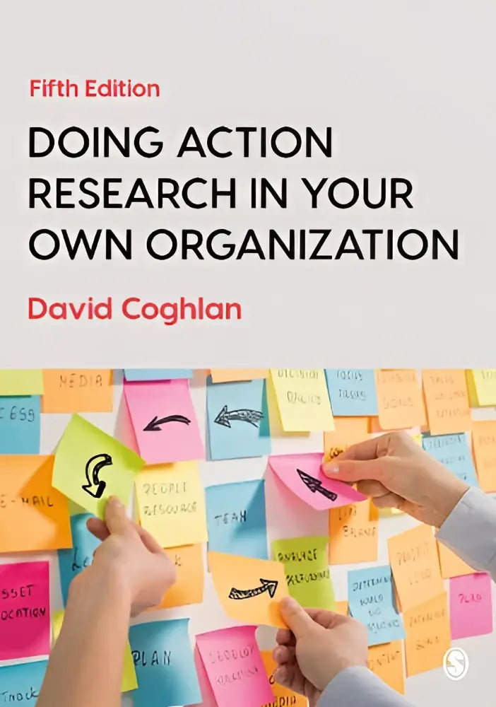 Kaft van het boek doing action research in your own organization van david coghlan met kleurrijke plaknotities en handen die ze rangschikken