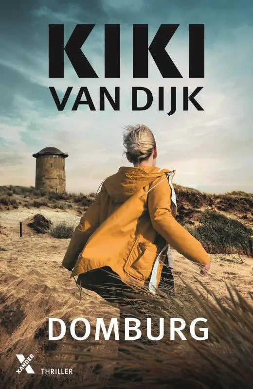 Een vrouw draagt het domburg mustard geel gewatteerd jack met capuchon gezien vanaf de achterkant op zandduinen