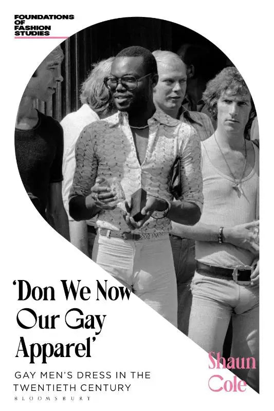 Zwart-wit boekomslag met vintagefoto van mannen in 20e-eeuwse gay men’s dress en titel don we now our gay apparel door Shaun Cole