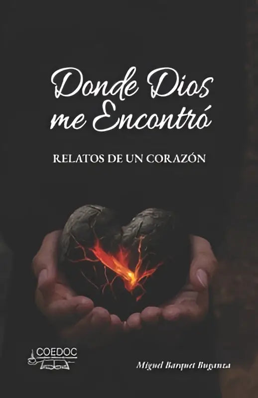 Donde dios me encontró boek met donkere handen die een gloeiend, gebarsten hart vasthouden tegen zwarte achtergrond