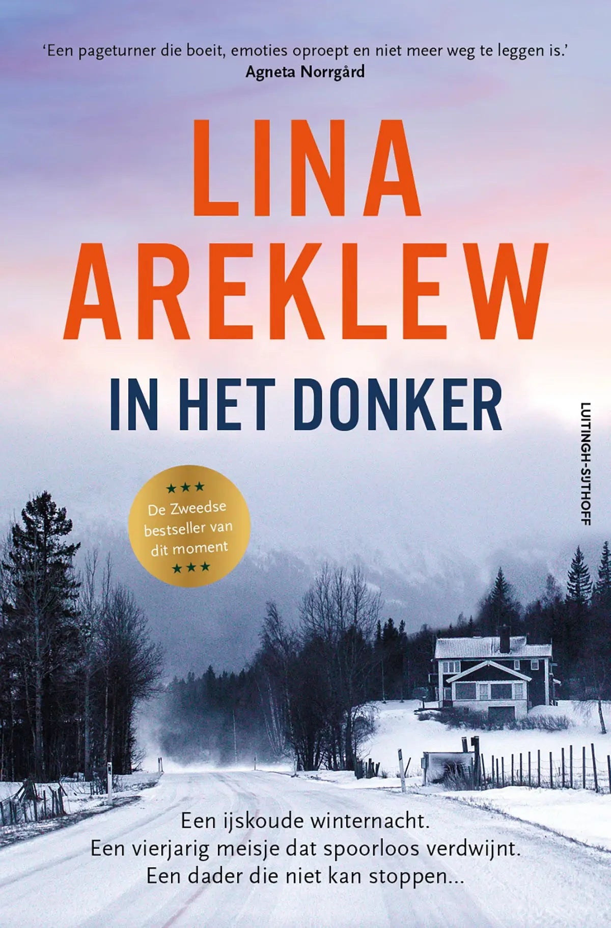 De boekcover van in het donker door lina areklew toont een besneeuwd landschap en huis tegen een oranje-roze hemel