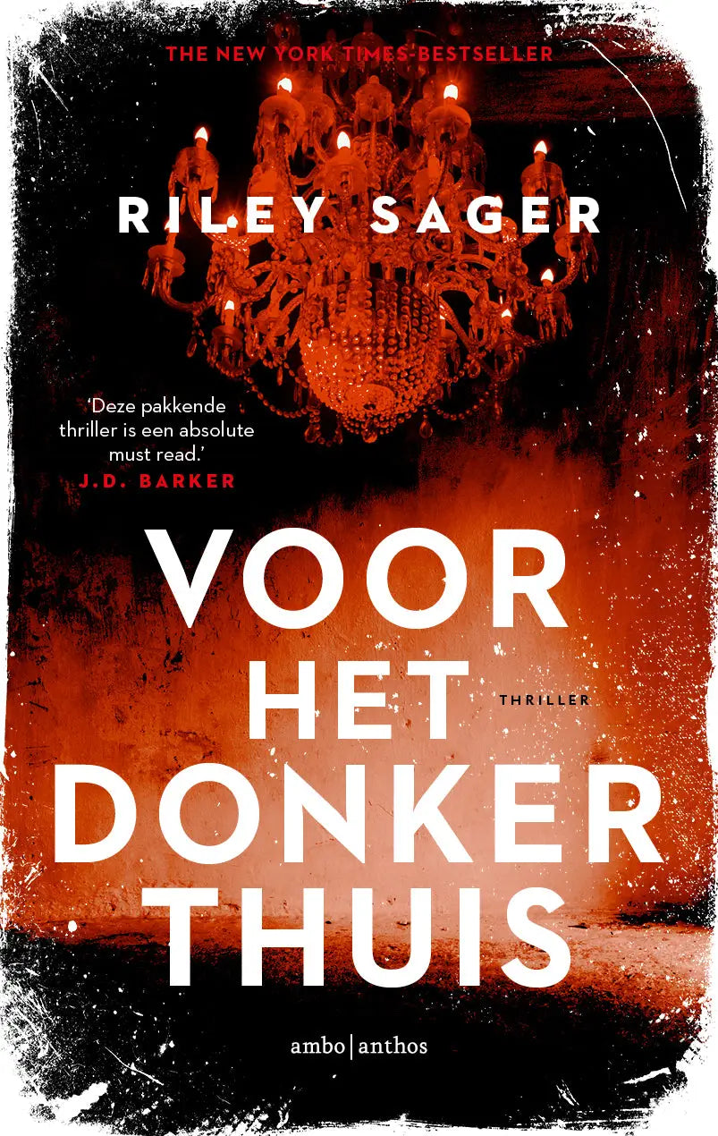 Boekcover van voor het donker thuis met rood zwarte ontwerp en een kroonluchter, geschreven door riley sager