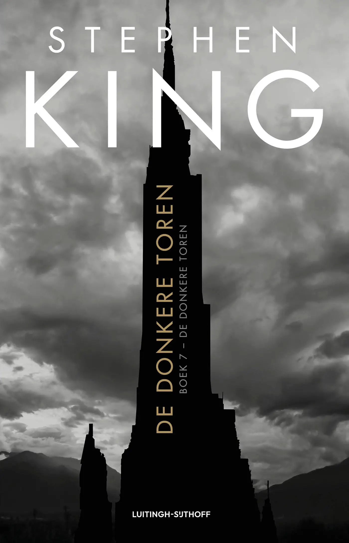 Black-and-white cover of donkere toren book featuring a tall dark tower silhouette against stormy skies