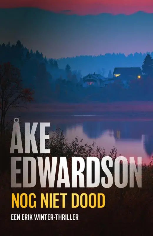 De boekcover van nog niet dood door åke edwardson toont een schemerachtig landschap met mistige bergen en erik winter thema