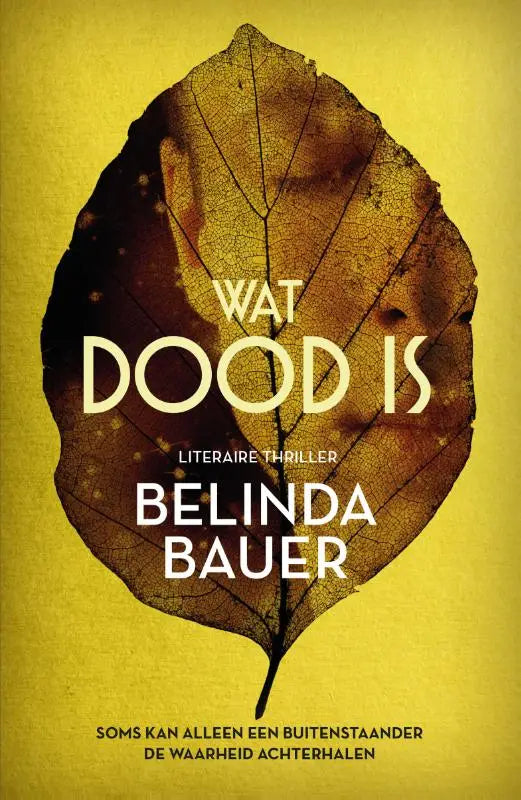 A mustard-yellow book cover titled Wat dood is featuring a weathered golden-brown leaf with detailed veins