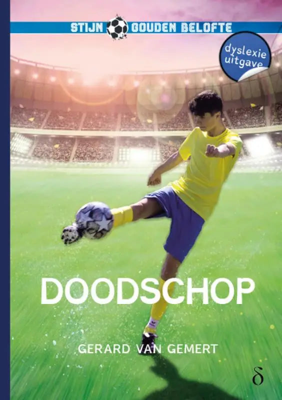 Een jonge jongen in een geel shirt en blauwe broek speelt met een zwart-witte bal op het groene veld gouden belofte