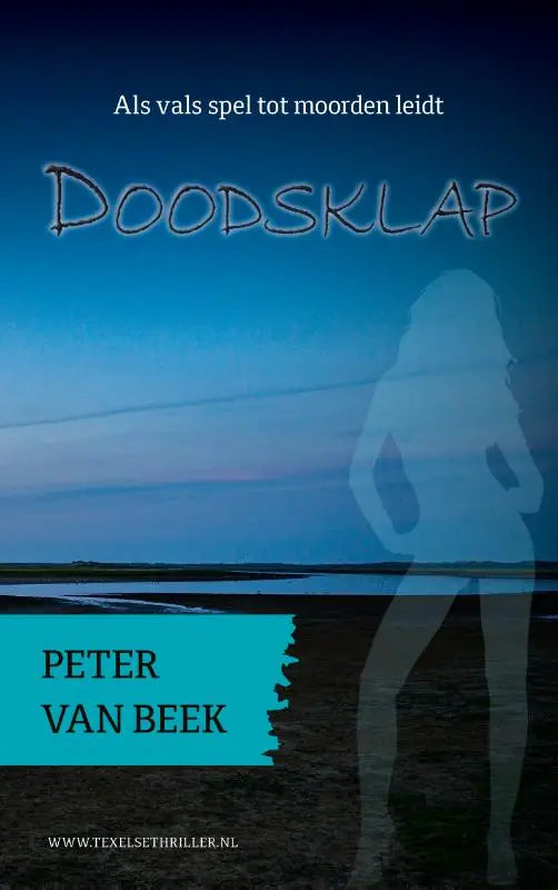 Blauwe boekenkaft van doodsklap met gestileerde witte letters en transparante silhouet van vrouw aan kustlijn bij schemering