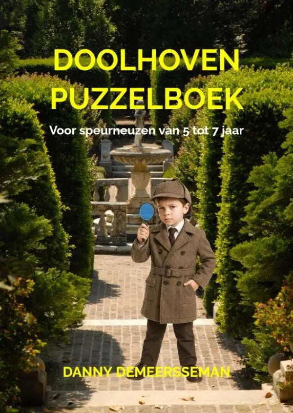 Een jonge jongen in een bruin detectivejas en hoed houdt een blauwe loep vast voor het doolhoven puzzelboek