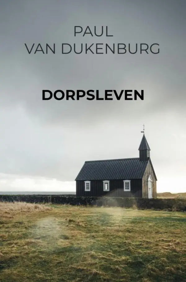 Dorpsleven zwarte houten kerk met witte raamkozijnen en spitse toren onder bewolkte lucht
