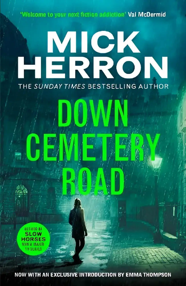 Donker en sfeervol boekomslag van down cemetery road met groene titel en eenzame figuur bij regenachtige nacht in zoe boehm thrillers