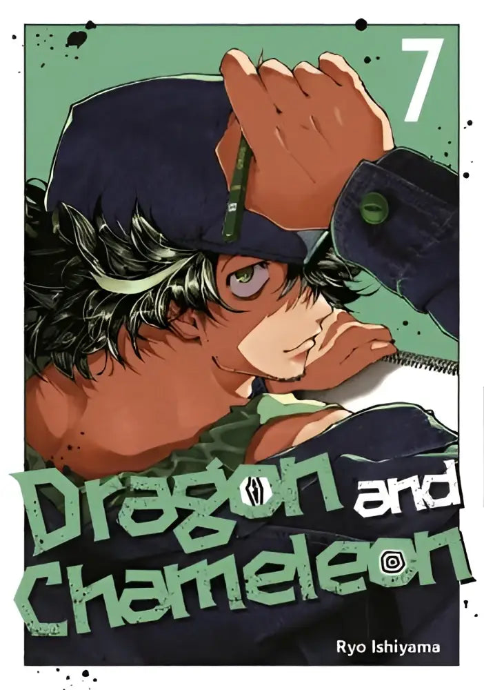 De cover van het manga volume dragon and chameleon 07 door ryo ishiyama met een personage met donker haar en een blauwe pet