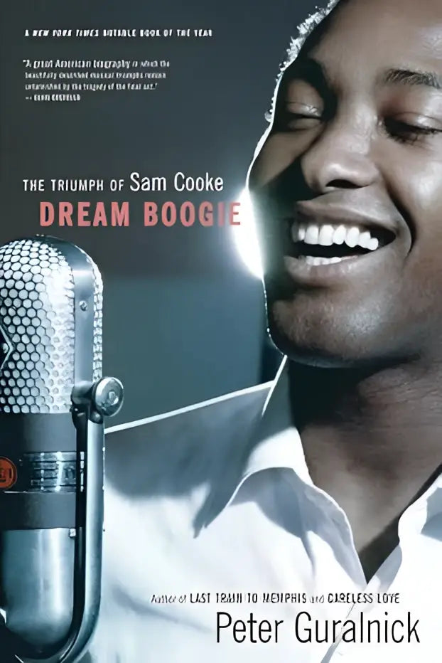 Een vintage zilveren microfoon met metalen grille en klassieke studio-ontwerp voor Dream Boogie The Triumph of Sam Cooke