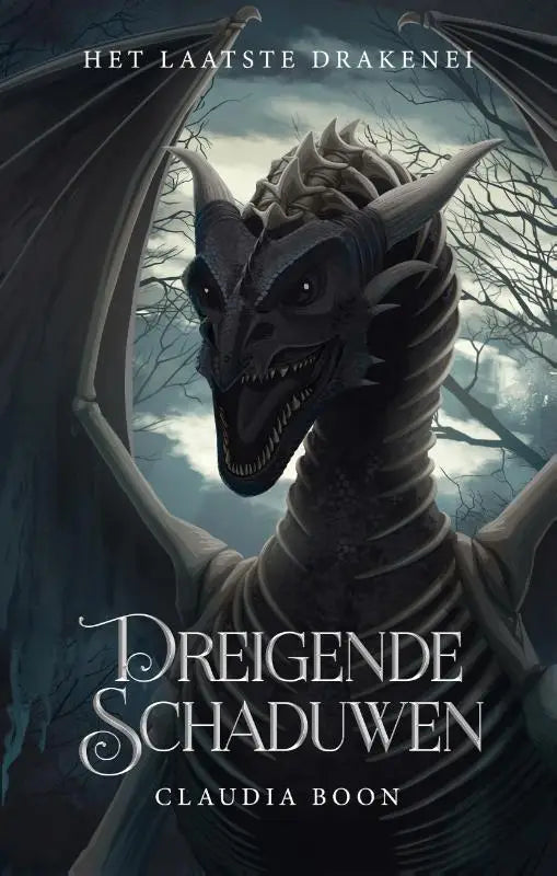 A dark intricately scaled dragon with sharp horns and glowing eyes dominates the cover of dreigende schaduwen by claudia boon
