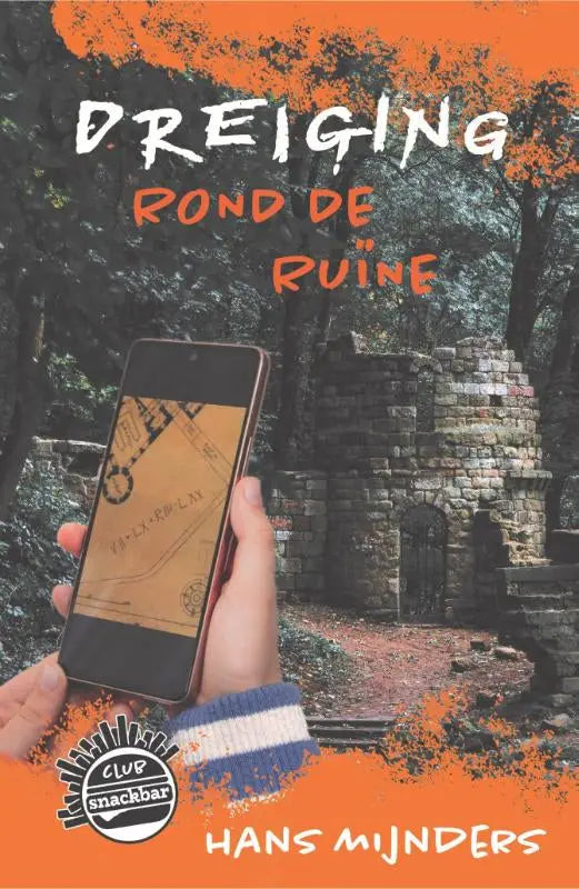 Een hand houdt een zilveren smartphone met zwart scherm die een oude kaart toont in dreiging rond de ruïne club snackbar