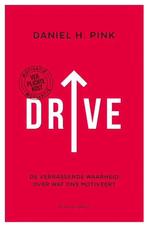 Rood boekcover van drive door daniel h met witte tekst en een opvallende pijl omhoog, relevant voor daniel pink psychologie algemeen atlas contact