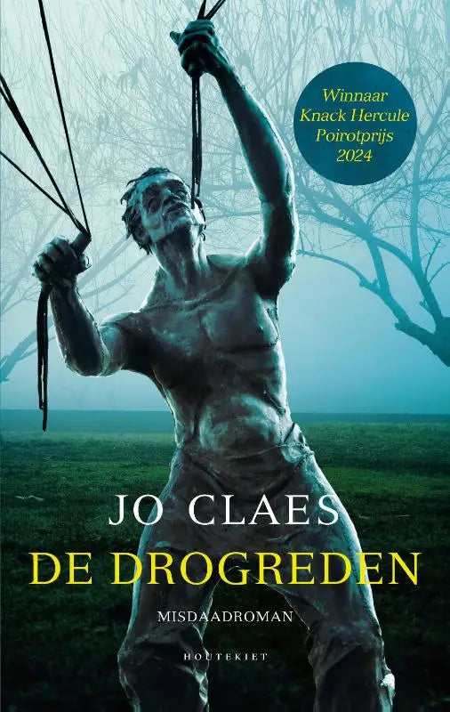 Een bronzen, gespierd mannenbeeld in strijd met touwen tegen een mistig veld als visualisatie voor de drogreden