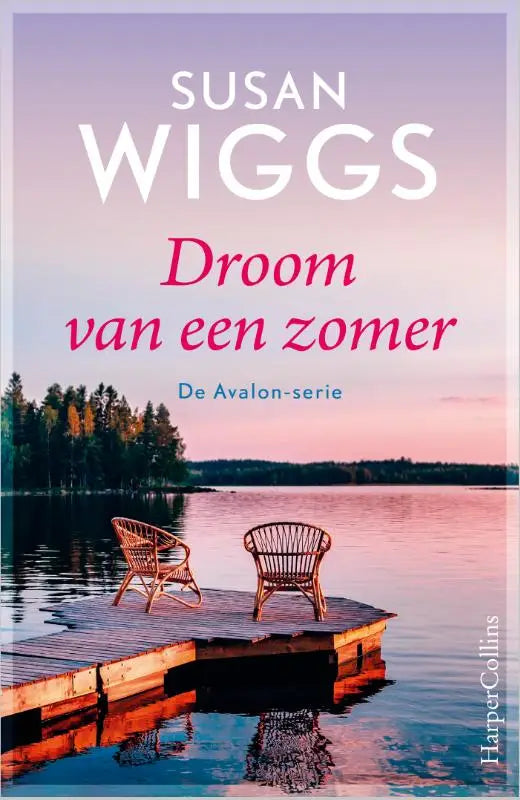 De boekomslag van droom van een zomer toont een serene zonsondergang met twee rieten stoelen op een houten steiger