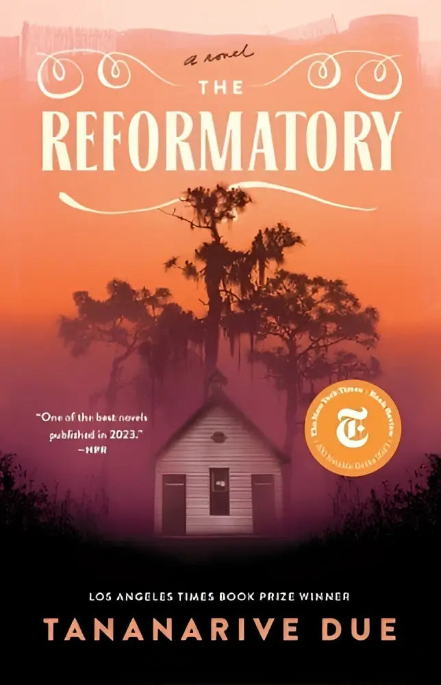 De cover van the reformatory door tananarive toont een wit houten gebouw tegen een oranje paarse zonsondergang