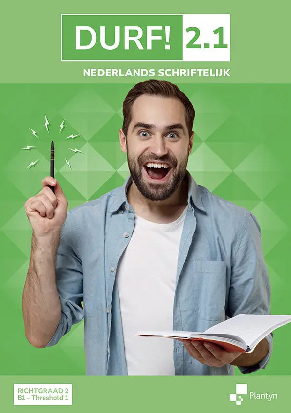 Een man met brede ogen en baard houdt een zwart potlood vast boven het leerwerkboek durf 2.1 b1 mondeling en schriftelijk