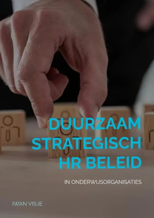 Een hand plaatst een houten blok met een gegraveerd mensensymbool voor duurzaam strategisch hr beleid in onderwijsorganisaties