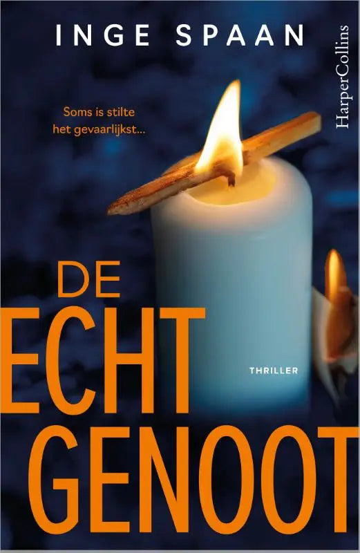 Een lichtblauwe kaars met brandende vlam en houten lucifer rustend op de lont van het product De echtgenoot - Soms is stilte het gevaarlijkst