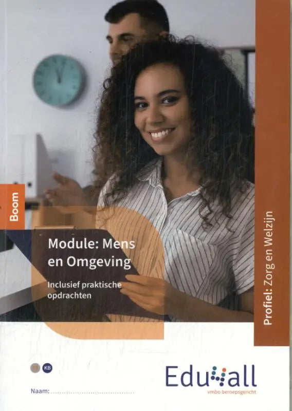 Cover van edu4all workbook module mens en omgeving met een lachende vrouw in gestreept shirt en open waaier