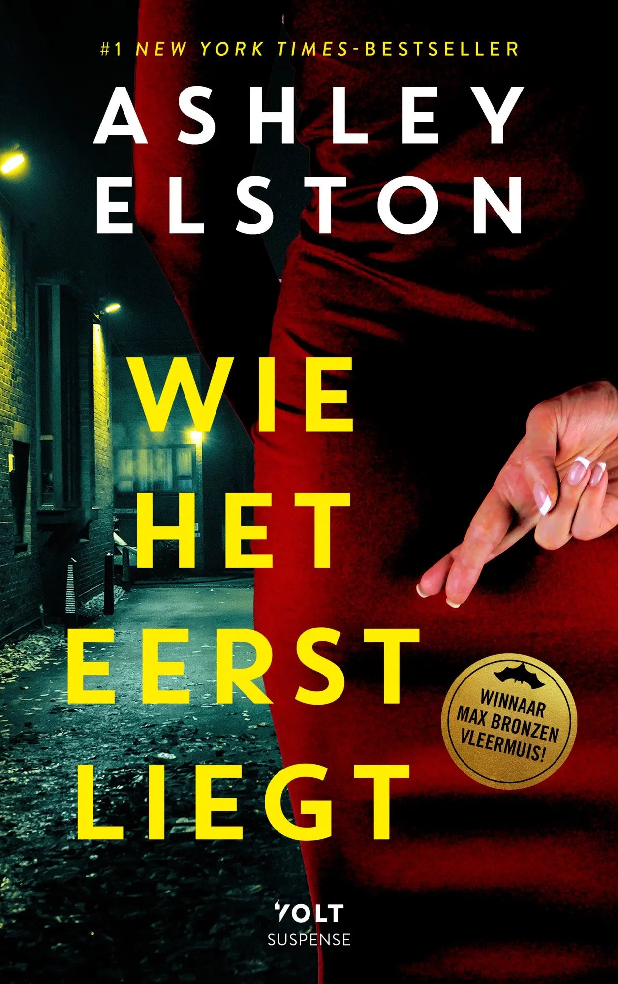 Rode velvet jurk wie het eerst liegt met glanzende textuur en dramatische silhouet