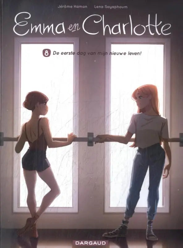 De cover van de strip emma en charlotte door jérôme hamon en lena sayaphaum toont twee meisjes die hand in hand staan bij een raam voor jonge lezers over nieuwe leven