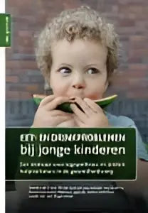 Kind met krullend blond haar en groene trui die voedsel eet, illustratie voor eet- en drinkproblemen bij jonge kinderen door marloes lagarde en saskia scholten