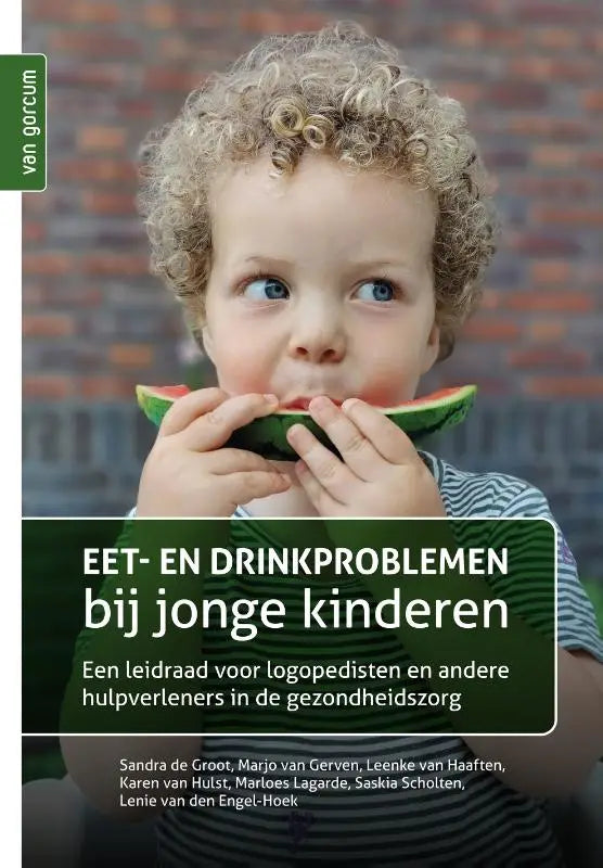 Een jonge kinderen met blond krullend haar eet een watermeloen bij eet- en drinkproblemen marloes lagarde
