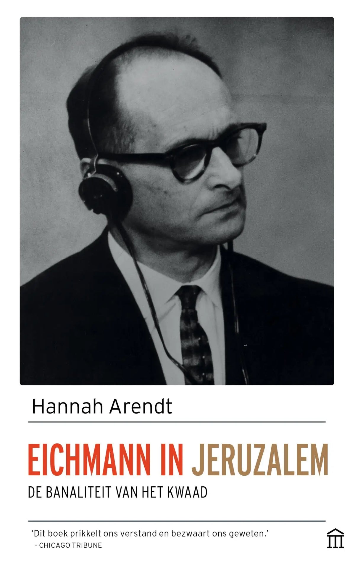 Zwart-wit portret van hannah arendt met donker montuur bril en headset op de cover van het boek eichmann in jeruzalem filosofie algemeen