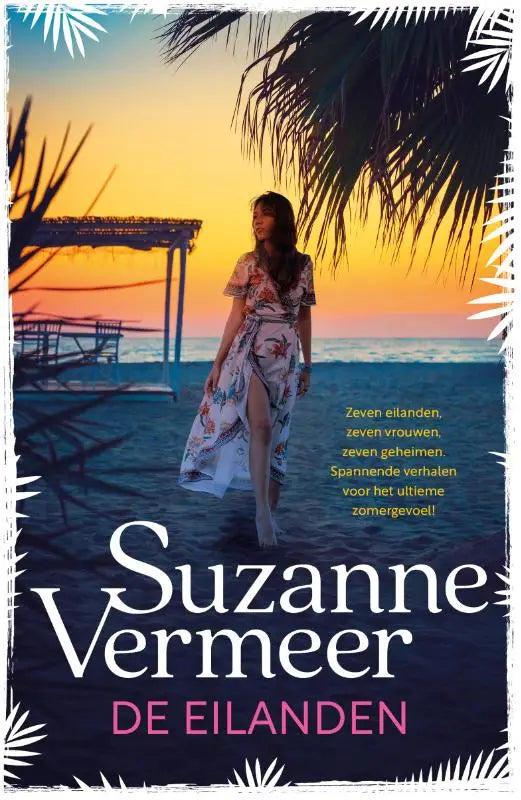 Een vrouw draagt een witte bloemenjurk met korte mouwen en zijsplit op het strand bij zonsondergang eilanden