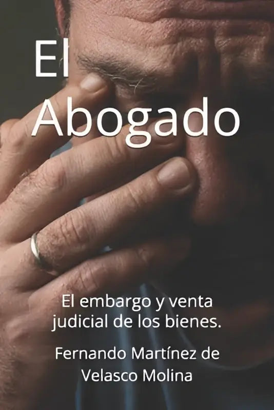 De boekcover van el abogado toont een man met handen die zijn gezicht deels bedekken en behandelt embargo y venta judicial de los bienes