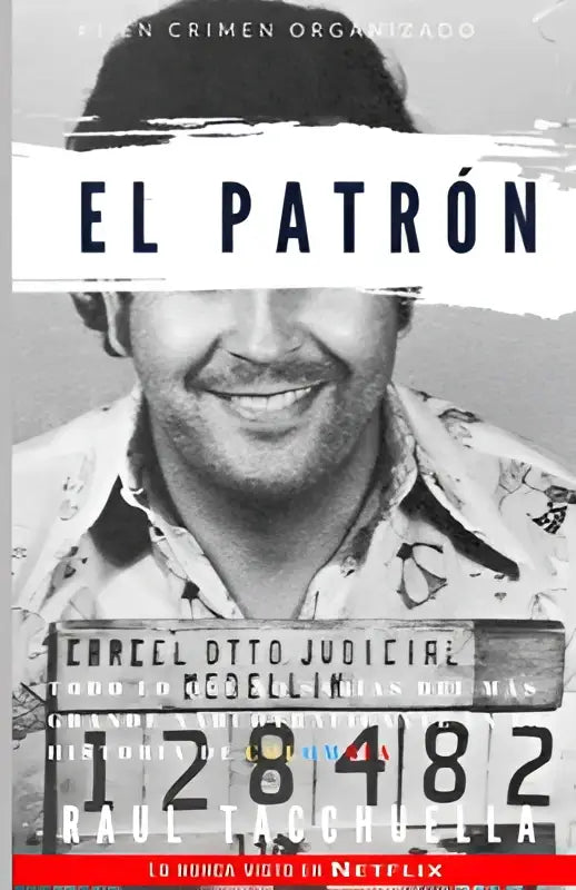De poster van de netflix serie el patrón toont een man met donker haar en snor in een patroon licht overhemd voor todo lo que no sabias del mas grande narcotraficante in colombia