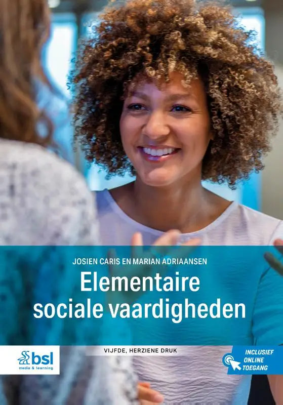 Een vrouw met volumineus krullend bruin haar in een lichtgrijze top voor elementaire sociale vaardigheden