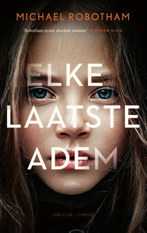 De boekcover van laatste adem toont een jonge vrouw met blauwe ogen op een donkere achtergrond uit de serie phil mccarthy