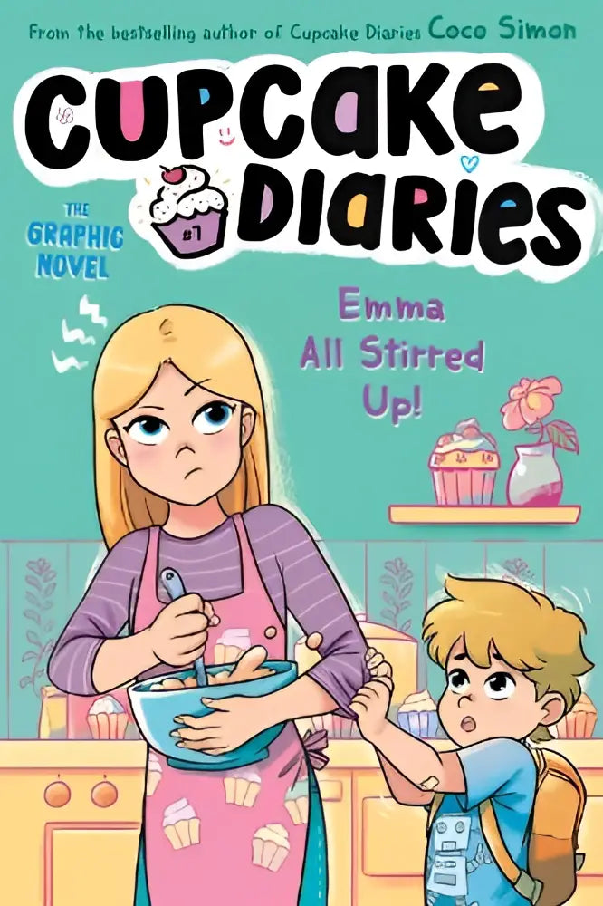 De cover van de graphic novel cupcake diaries emma all stirred up toont een blonde meid in een paarse gestreepte trui met een roze cupcake schort en een mengkom