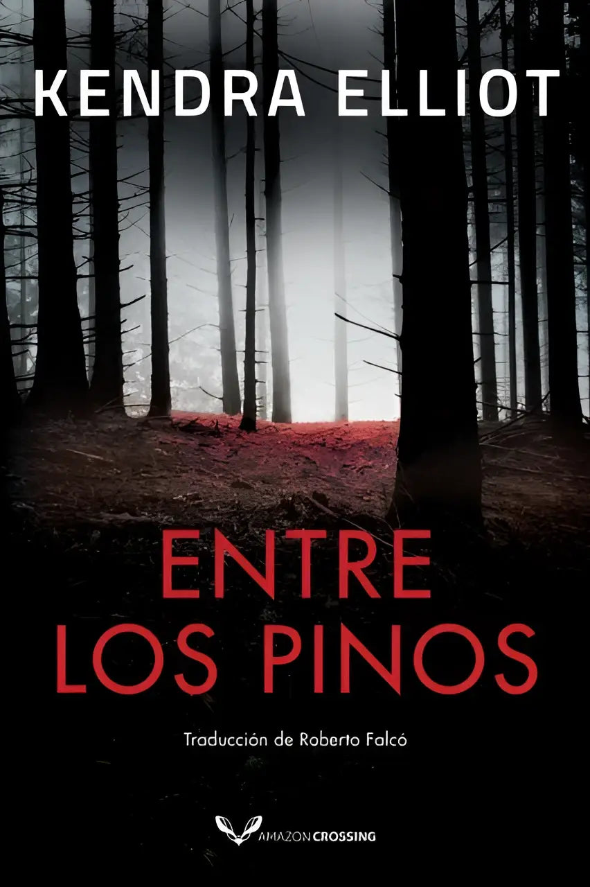 De boekcover van entre los pinos toont een donkere bosscène met silhouetten van bomen en rode bladeren aan de basis