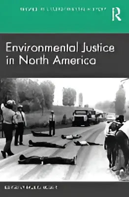 Het boek environmental justice in north america toont een zwart-witfoto van mensen bij protestborden op de voorkant